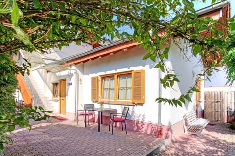 Property building, Patio, Day, Garden, Dining area, Garden view