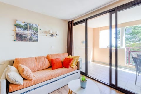 Bed, Living room, Bedroom