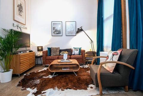 TV and multimedia, Living room, Decorative detail, Seating area