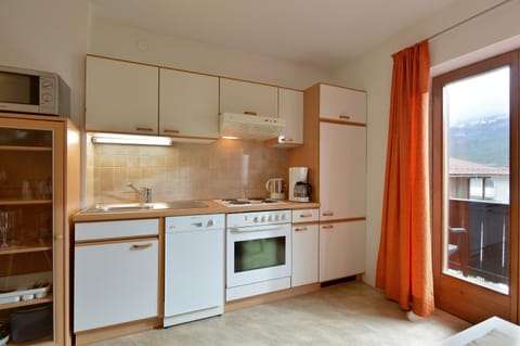 Coffee/tea facilities, Kitchen or kitchenette, dishwasher, oven, stove