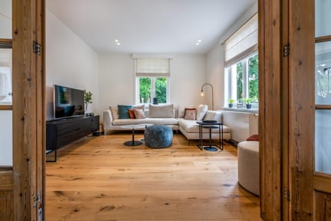 Communal lounge/ TV room, TV and multimedia, Living room, Seating area, Garden view