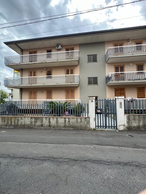 Property building, Day, Neighbourhood, Balcony/Terrace, Street view