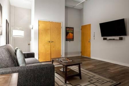 TWO Urban 2BR 2BA Apartments by CozySuites Eigentumswohnung in Indianapolis