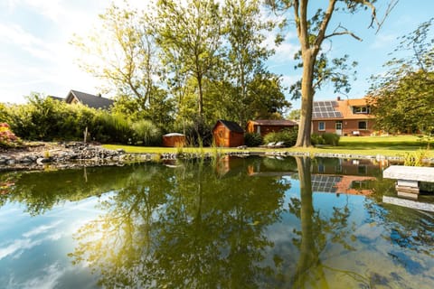 Property building, Garden, Hot Tub, Sauna, Pool view, Swimming pool, sunbed