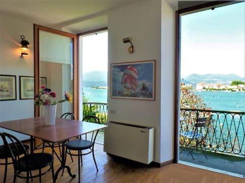 Living room, Dining area, Lake view