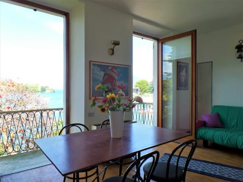 Living room, Dining area, Lake view