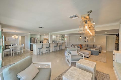 Family-Friendly Palm River Estates House! Haus in North Naples