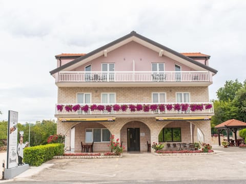 Plush Apartment in Imotski near Blue and Red Lakes Copropriété in Imotski