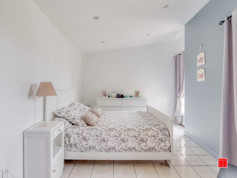 maison blanche piscine et petit déjeuner Bed and Breakfast in Centre-Val de Loire