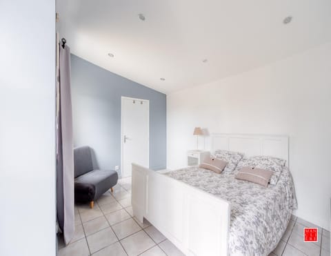 maison blanche piscine et petit déjeuner Bed and Breakfast in Centre-Val de Loire