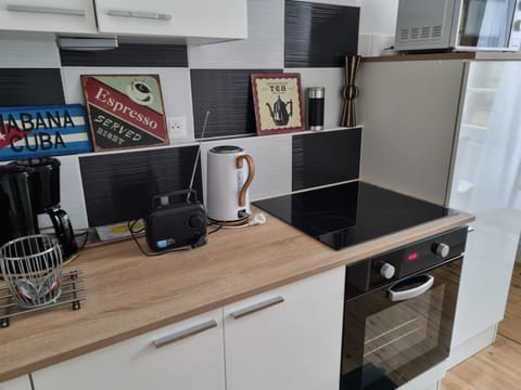 Coffee/tea facilities, Kitchen or kitchenette, oven, stove