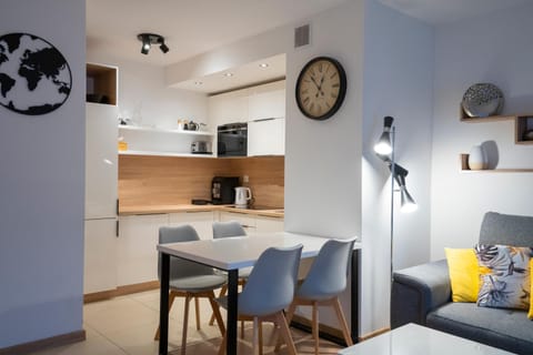 Kitchen or kitchenette, Seating area, Dining area, minibar, pet friendly, stove