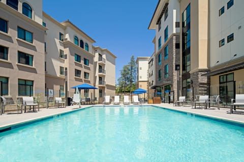 Property building, Day, Swimming pool, sunbed