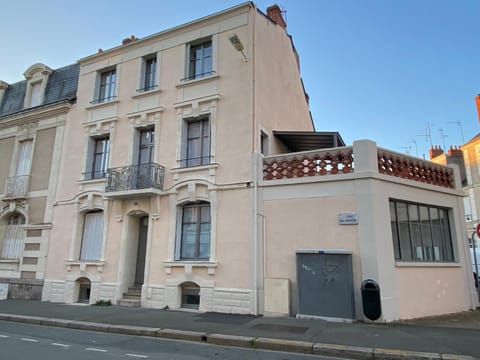 Property building, Day, Neighbourhood, Street view