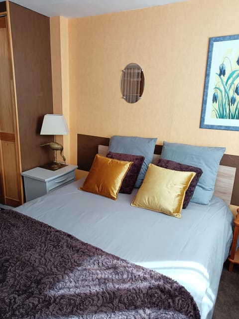 Chambre dans le centre historique Vacation rental in Normandy