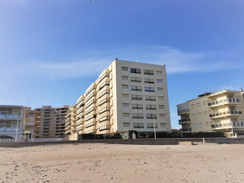 Property building, Facade/entrance, Neighbourhood, Natural landscape, Beach