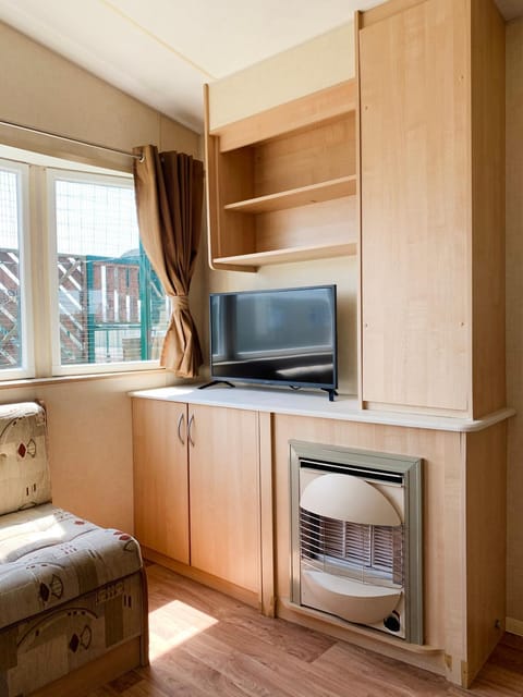 Beautiful 3-Bedroom Caravan at Mersea Island Maison in Mersea Island