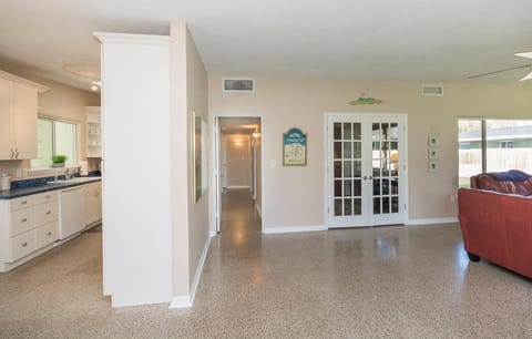 North Beach Beauty - Lovely home across the street from the beach. 1814B Haus in New Smyrna Beach