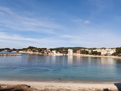Bastide provençale vue mer à 5 min de la plage Condo in Sanary-sur-Mer