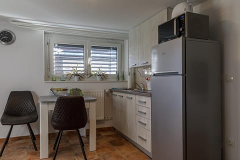 Kitchen or kitchenette, Dining area, minibar, oven, stove