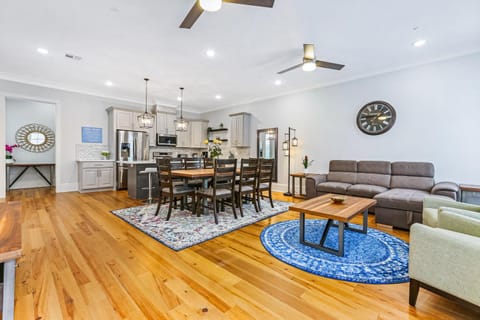 Hosteeva Stunning 4 BR Condo w Pool Steps to St Charles Ave Condo in Warehouse District
