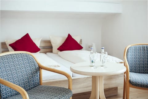 Photo of the whole room, Decorative detail