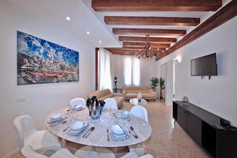 Communal lounge/ TV room, Dining area