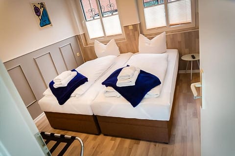 H&H Apartments im Herzen der Stadt geräumig ruhig zentral mit Küche und Esstisch Wohnung in Greifswald