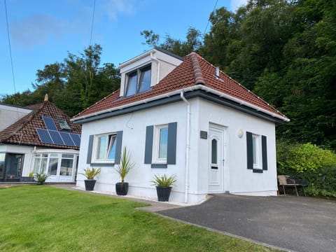 Property building, Garden, Sea view, Street view, Parking