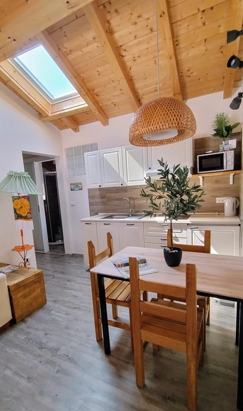 Kitchen or kitchenette, Seating area