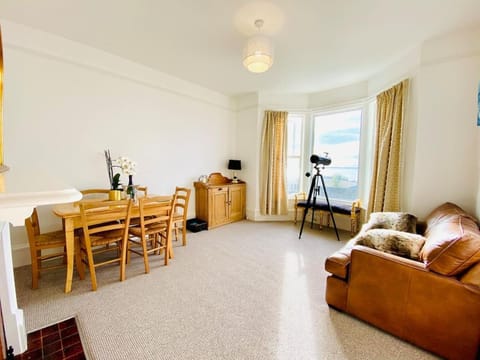 Beachfront Retreat With Panoramic Views Of The Bay Condo in Whitstable