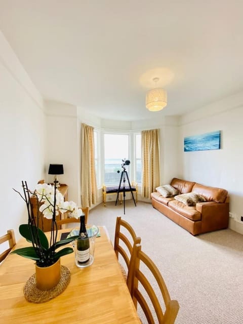 Beachfront Retreat With Panoramic Views Of The Bay Condo in Whitstable