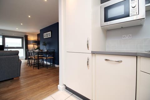 Violet's Corner Luxury Apartment by StayStaycations Apartment in Swindon