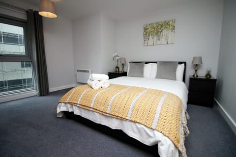 Violet's Corner Luxury Apartment by StayStaycations Condo in Swindon