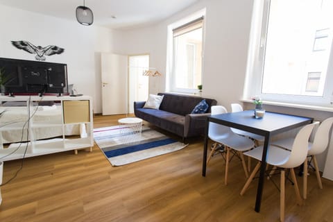 FULL HOUSE Studios - Hawk Apartment - WiFi inkl Apartment in Halle Saale