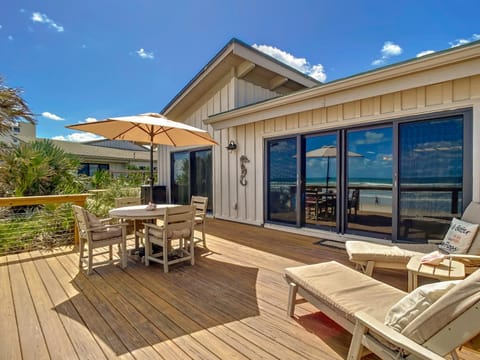 Beachfront with large deck Pool Sea Dunes Sailfish A2 Copropriété in Edgewater
