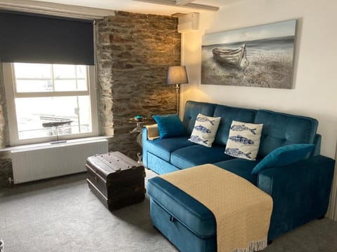 BEYOND PARADISE at "PROSPECT HOUSE" - A Super Stylish and the only TWO PRIVATE APARTMENTS in this 17th CENTURY COTTAGE - Apartment 2 has a KIDS CABIN BUNK - Book both apartments for ONE LARGE HOUSE with Connecting Door In Lobby - PARKING OUTSIDE Condo in Looe