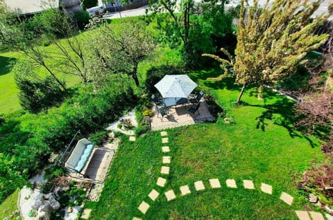 Deerwood-2-Storey Garden Apartment with Castle view Balcony Apartment in Bled