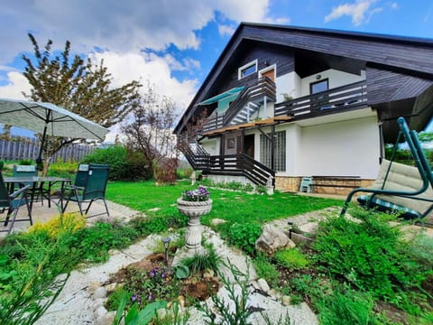 Deerwood-2-Storey Garden Apartment with Castle view Balcony Apartment in Bled