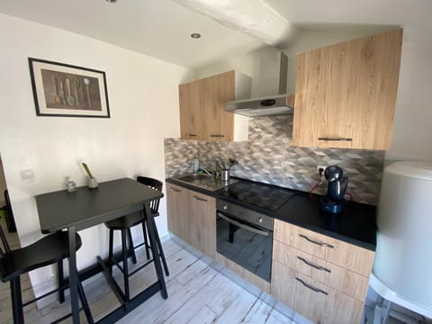 Coffee/tea facilities, Kitchen or kitchenette, Dining area, heating, internet, oven, stove