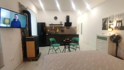 Bed, TV and multimedia, Kitchen or kitchenette, Photo of the whole room