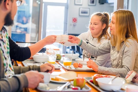 Restaurant/places to eat, People, Breakfast, Continental breakfast, Family