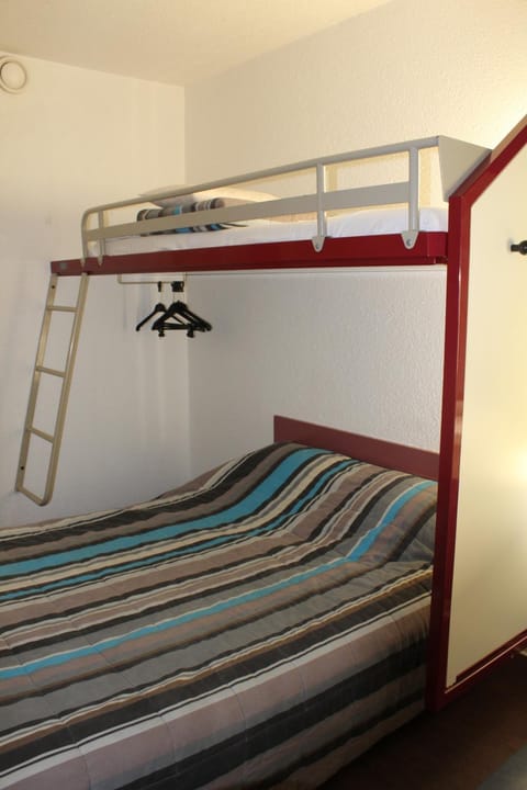 Bed, Bedroom, bunk bed