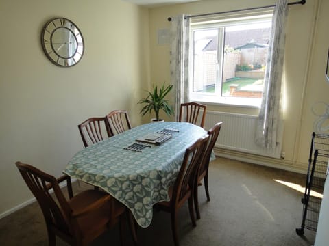 5 Beds, 1 sofa-bed, 2 Bthrm, 2 WC, Parking, Washer, Dryer Casa in Corby