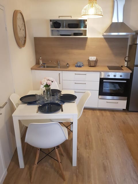 Kitchen or kitchenette, Dining area, oven, stove