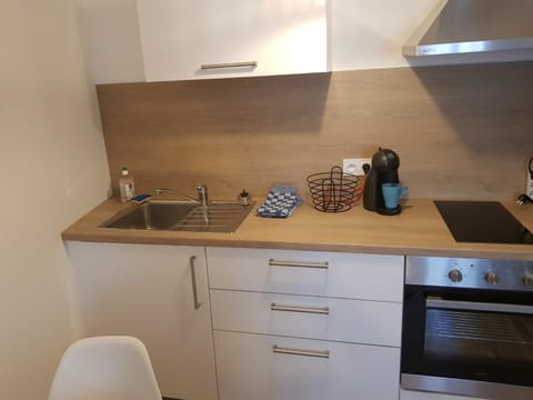 Coffee/tea facilities, Kitchen or kitchenette, stove