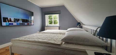 Bed, TV and multimedia, Photo of the whole room, Bedroom