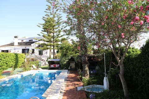 Villa Casa das Palmeiras Chalet in Costa da Caparica