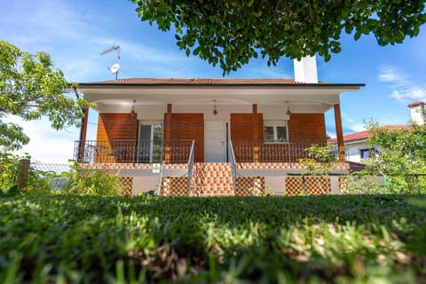 Property building, Facade/entrance, Natural landscape, Garden, Garden view