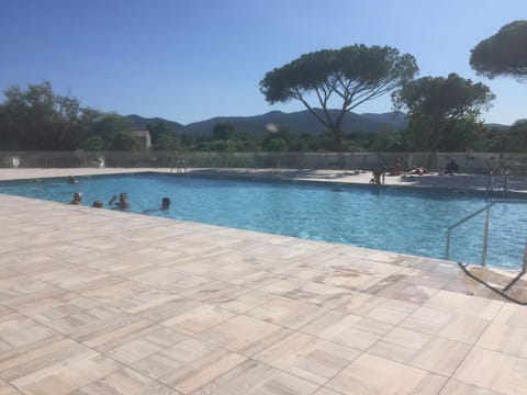 Appartement neuf moderne avec piscine Apartment in Roquebrune-sur-Argens